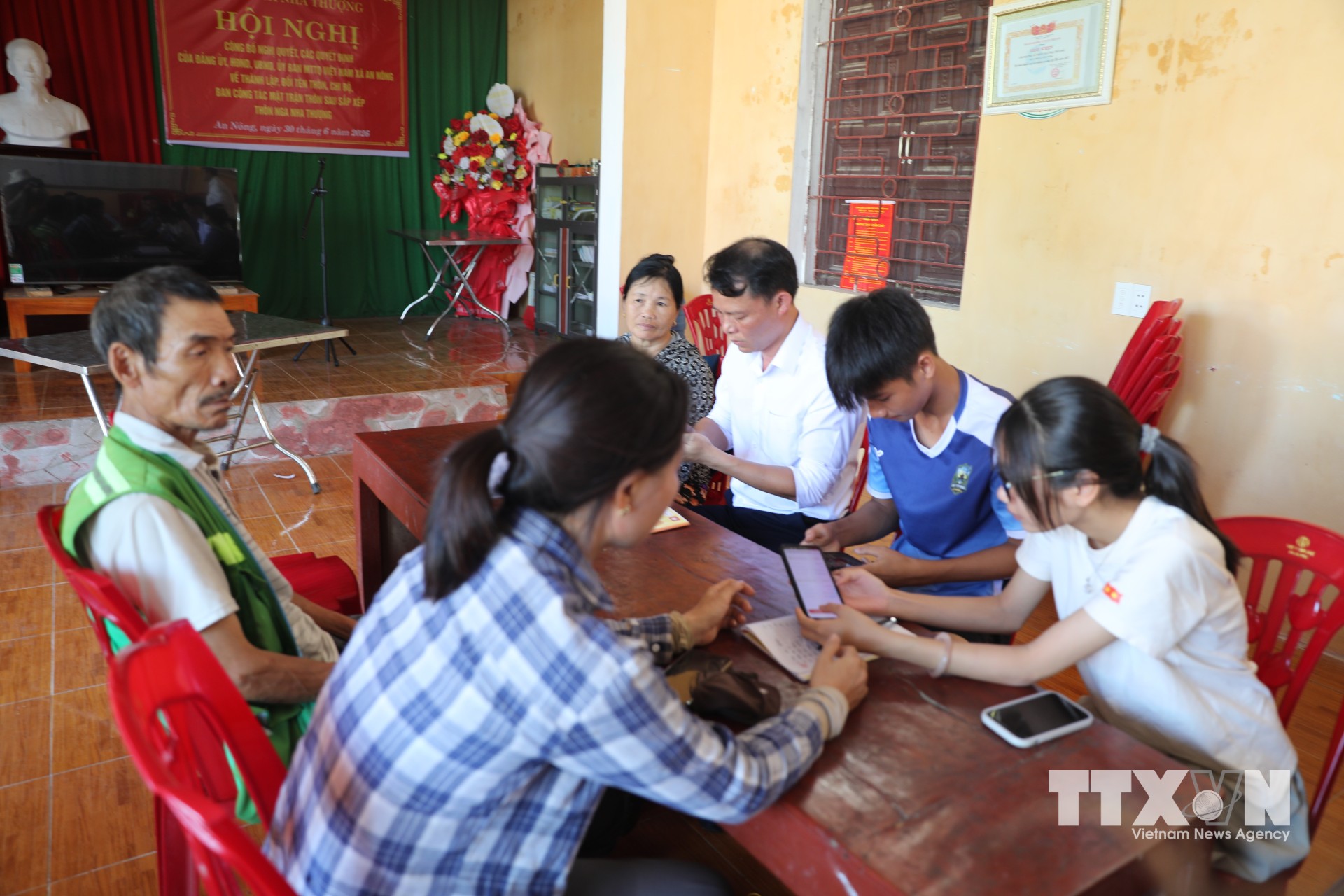 Hướng dẫn đăng ký kích hoạt định danh điện tử mức độ 2 cho người dân xã An Nông (Thanh Hóa). Ảnh: Khiếu Tư - TTXVN)
